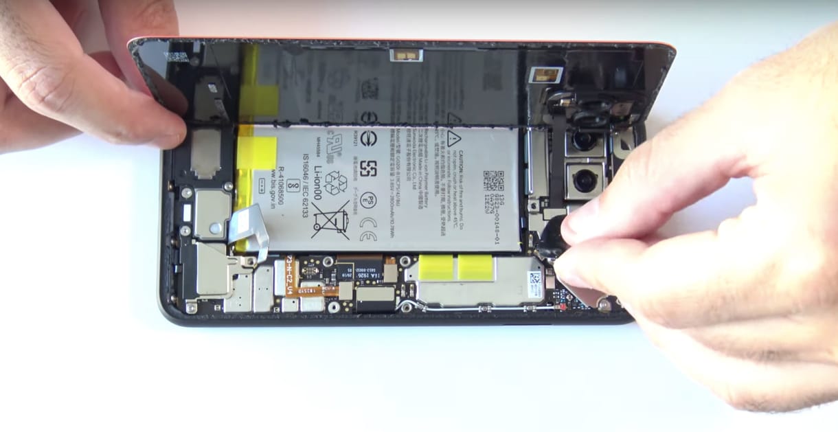 Videó: Szétszedték a Google új telefonját, így néz ki belülről