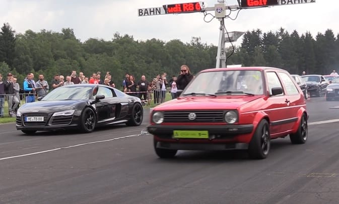 Itt egy rozsdás kettes Golf, ami legyorsul szinte bármit – videó