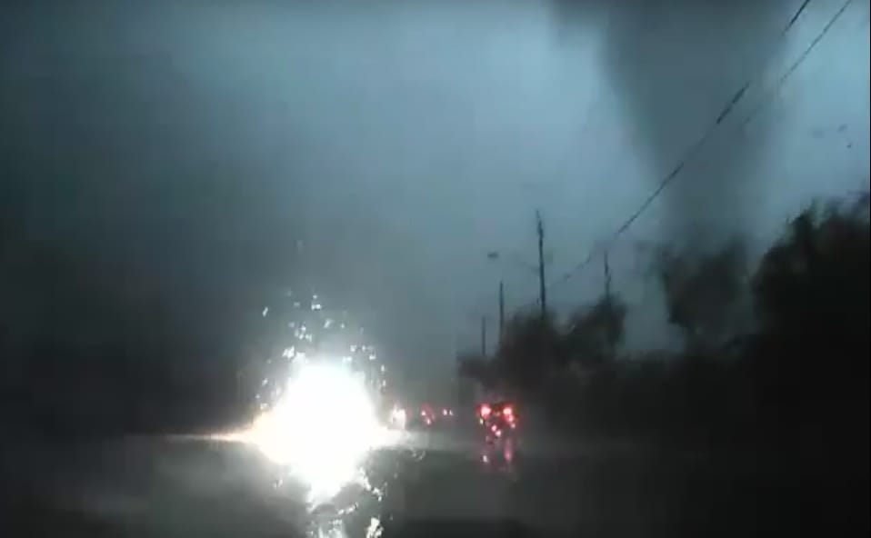 Úgy dühöngött a sofőr, hogy nem vette észre a mellette lévő tornádót – videó