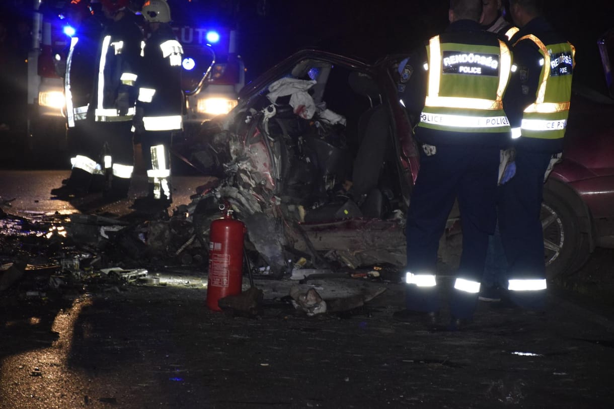 Hat halott Fegyverneknél: fotók jöttek a 4-es úton történt tragédiáról