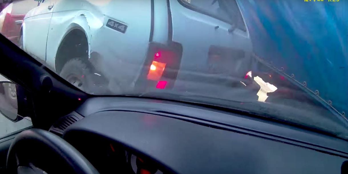 Csak néhány másodperc a videón, de úgy is elég ijesztő ez a baleset