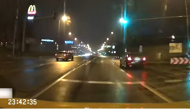 Részeg? Nem tud vezetni? Mi történhetett ezzel az Üllői úton forgolódó autóssal? – videó