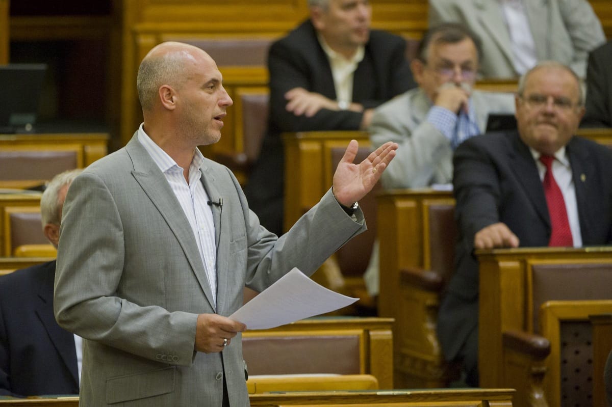 MSZP: a kormány csak a gazdasági holdudvarának tesz jót