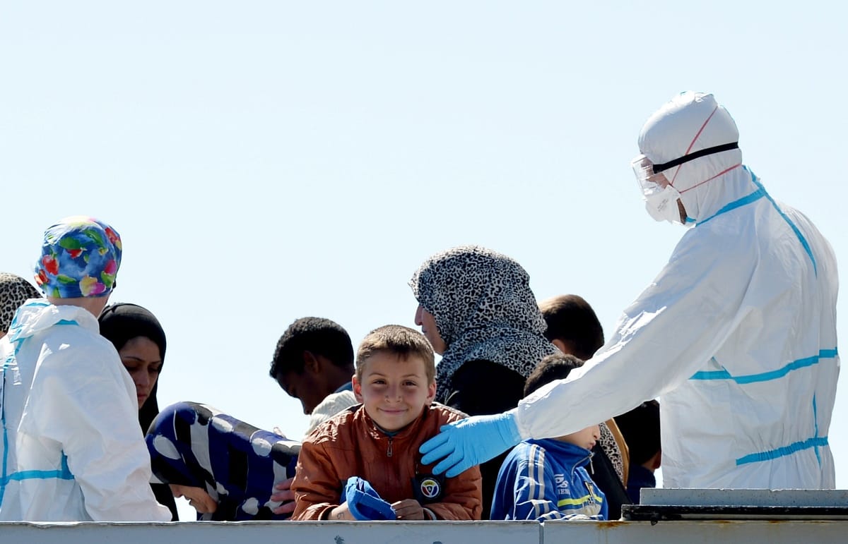 Halottakkal teli migránshajót emeltek ki a Földközi-tengerből