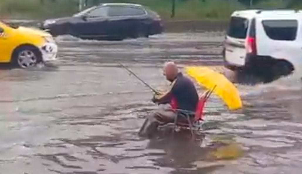 Akkora vihar volt Bukarestben, hogy a főút közepére ült ki pecázni egy férfi – videó