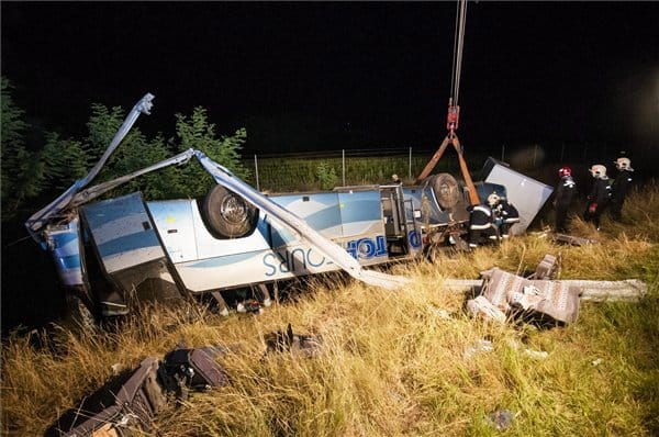 Súlyos buszbaleset az M1-esen, 14 sérült