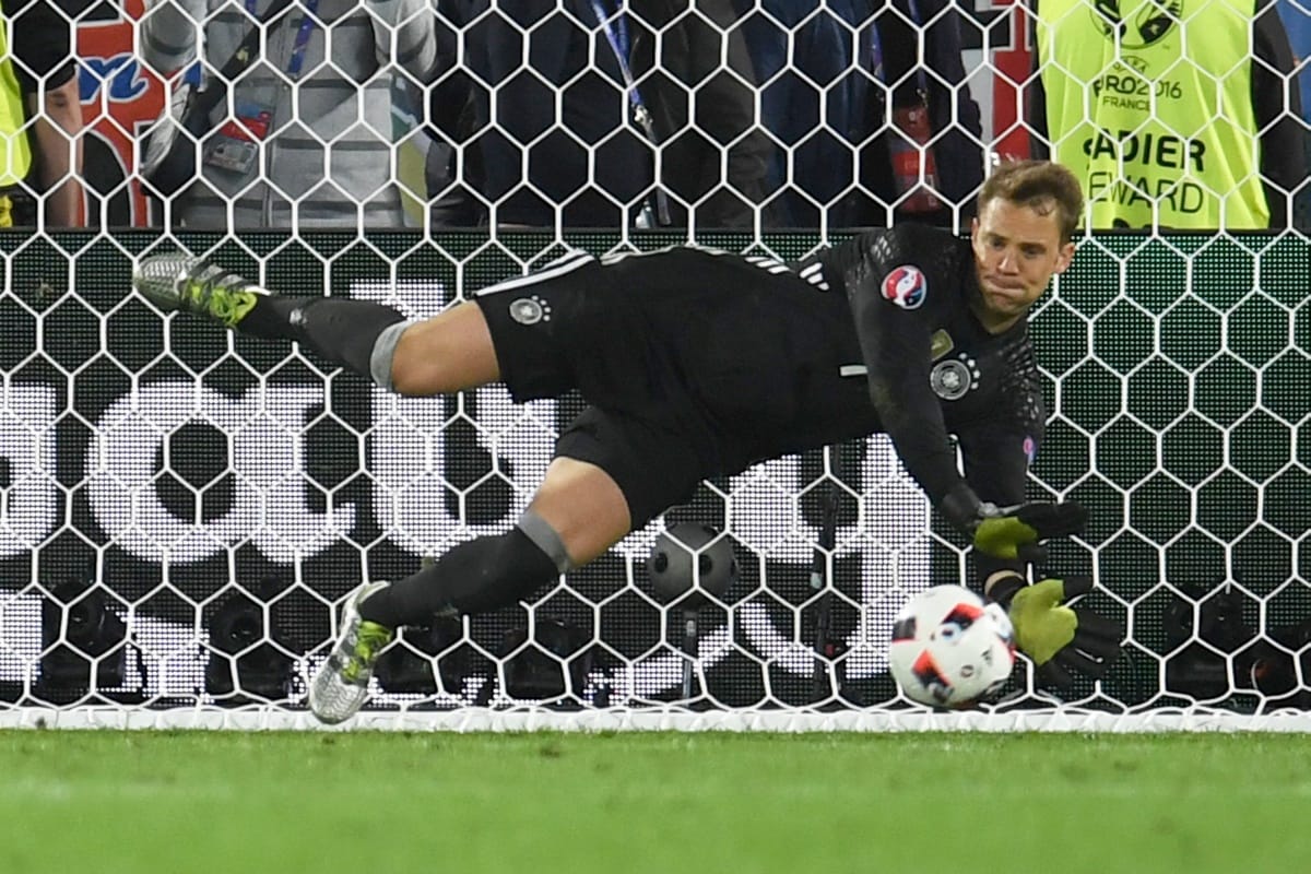 Manuel Neuer megint lábát törte