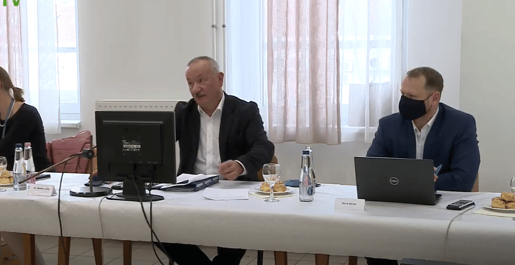 A PTE rektora 15 perc alatt két ellentmondó információt kapott a modellváltásról