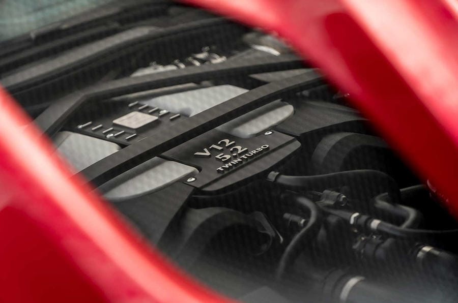 Havi 500 ezer forintot fizetett az Emmi az Aston Martinnal közlekedő diplomatának