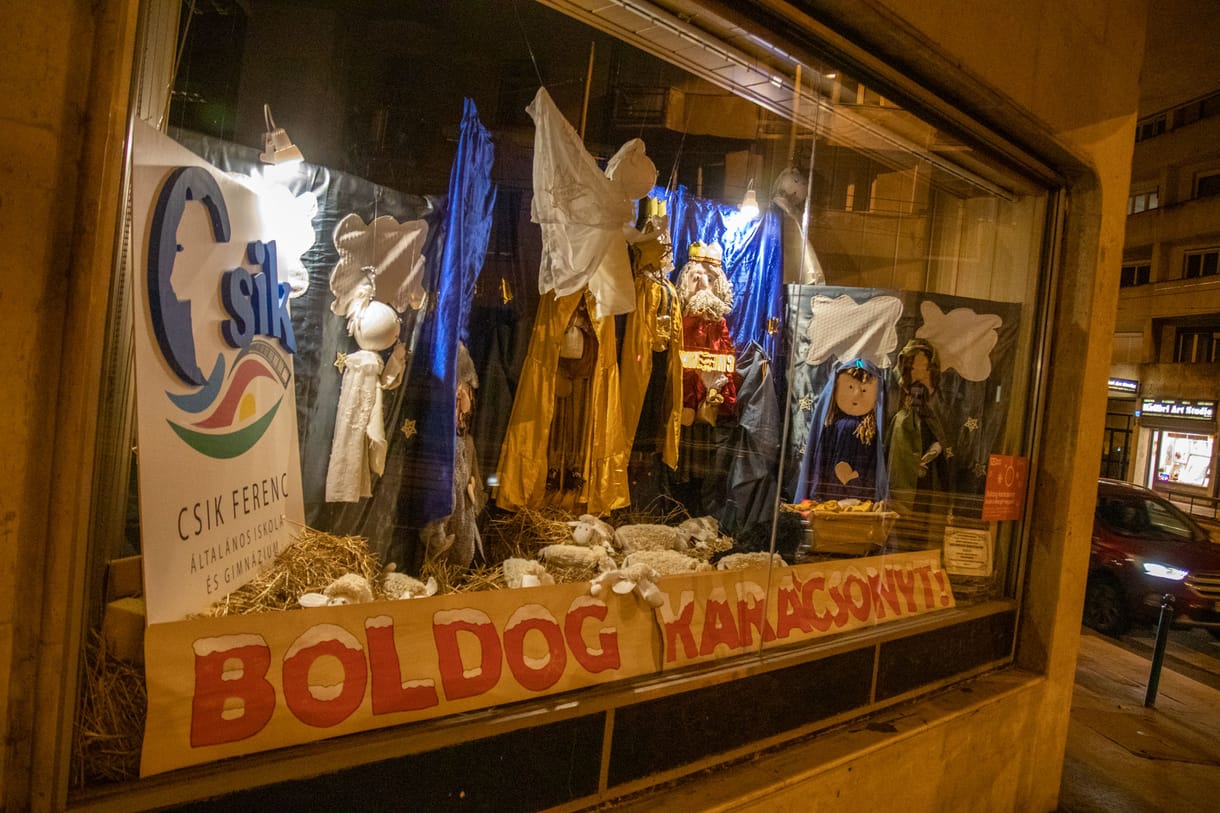 Gyerekekkel díszítették fel a Margit körúti kirakatokat a II. kerületben