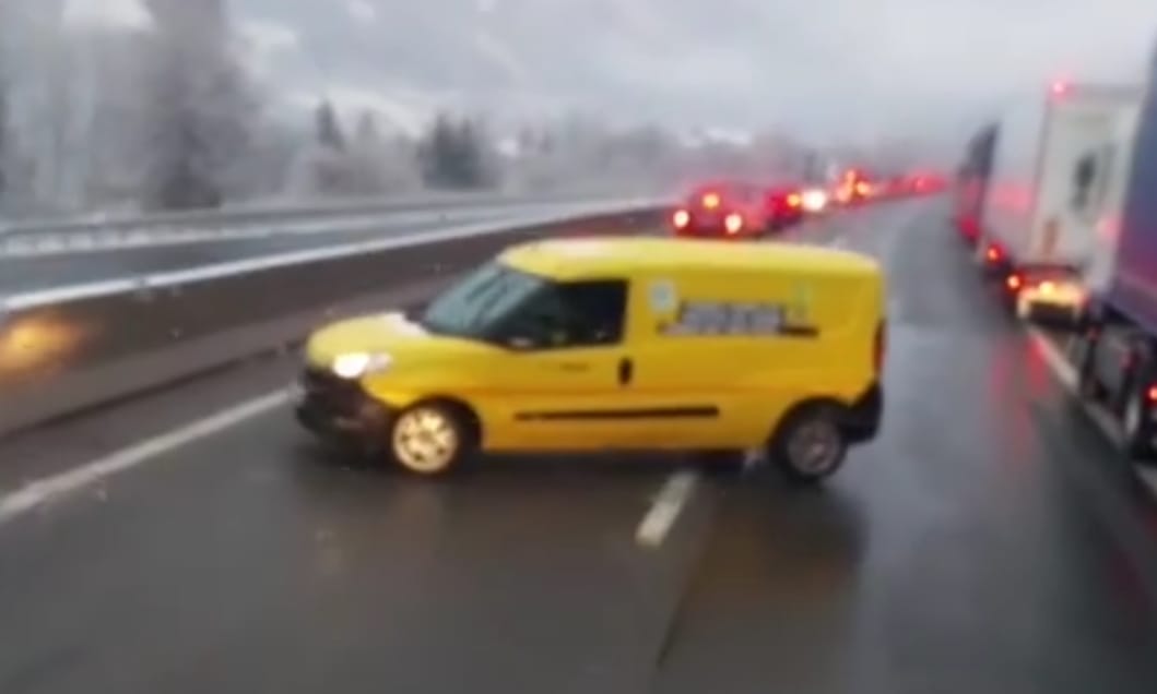 A nap videója: A dugó miatt megfordult az autópályán és szembement a többiekkel