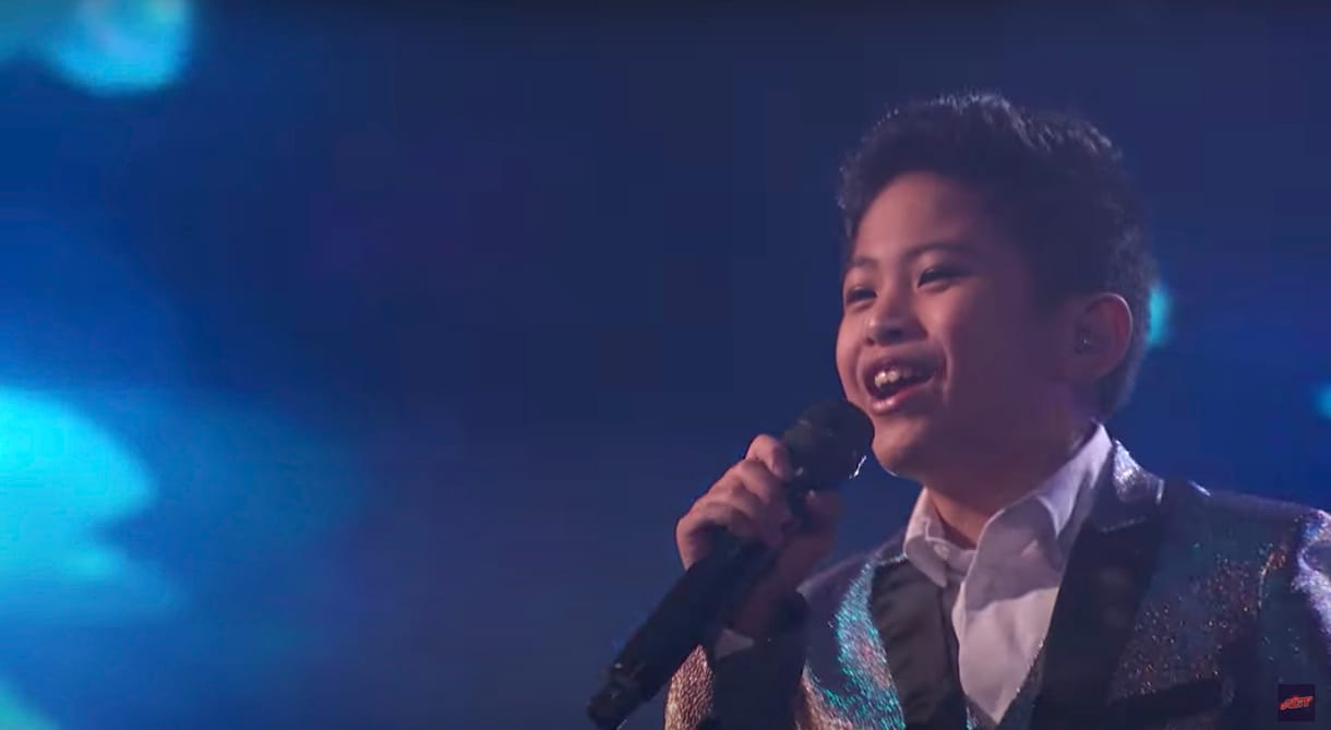 A 10 éves kisfiú úgy énekelt Whitney Houstont, hogy mindenki állva tapsolt neki