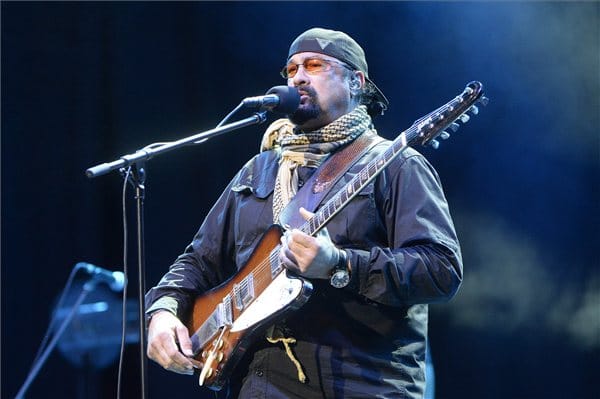 BuzzFeed: Nagyon komoly feladatot szánt Putyin Steven Seagalnak