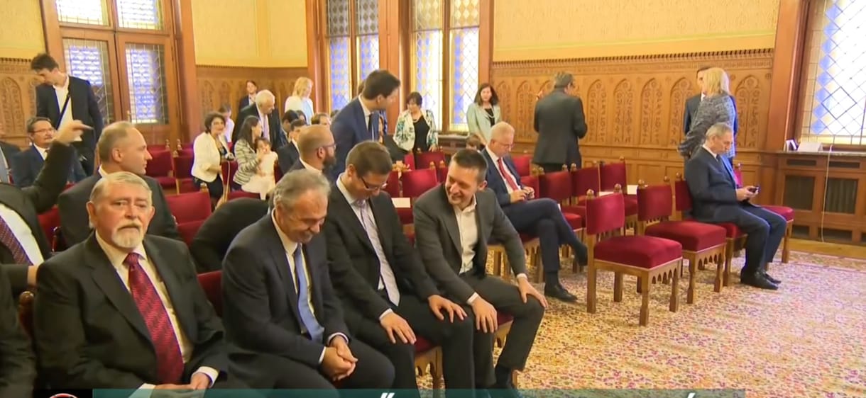 Majdnem 200 ezerrel emelkedett a miniszterek fizetése márciustól