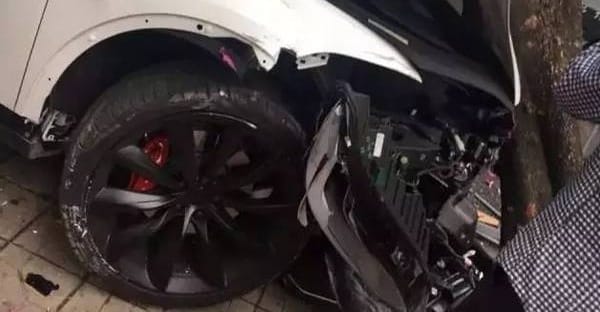 Egy egyszerű mosatásra vitte a tulajdonos a Tesláját, de nagyon más lett belőle