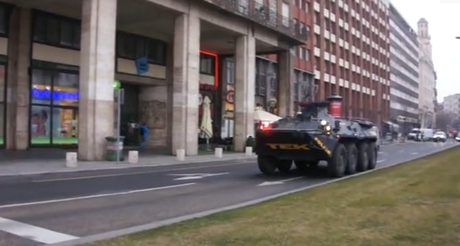 Így hajtott keresztül a TEK-páncélos a Bajcsyn
