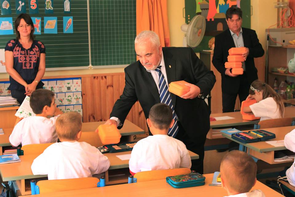 Narancsszínű uzsonnásdobozt kapott minden budapesti kiselsős