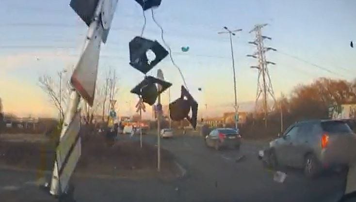 Kidöntötte a közlekedési lámpát egy autós Csepelen, hogy elkerülje a karambolt – videó