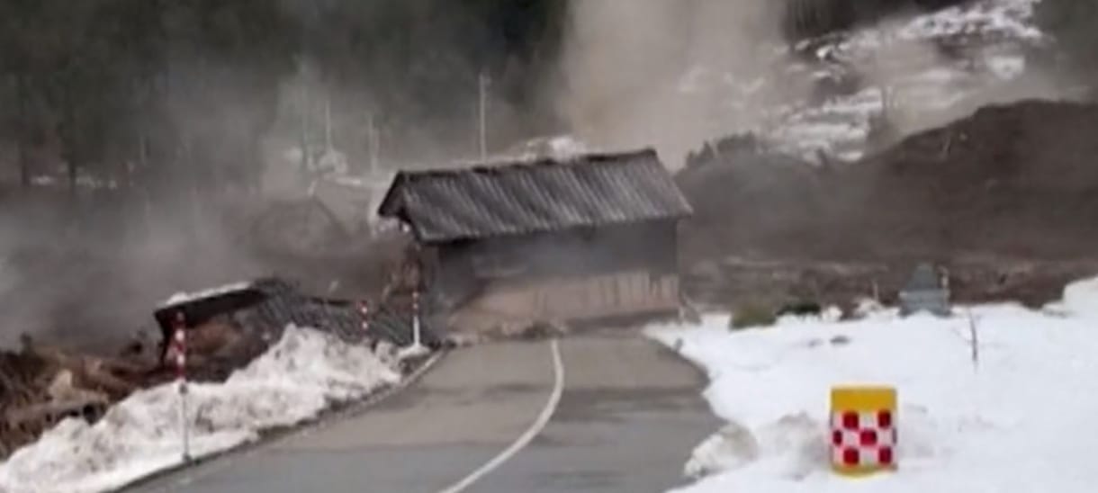 Ijesztő videón, ahogyan házakat visz el egy földcsuszamlás Japánban