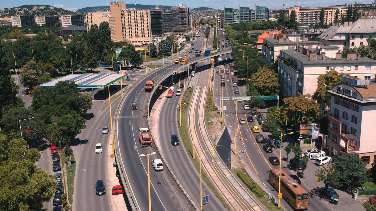 Busz és autó ütközött, lezárták a Hegyalja utat