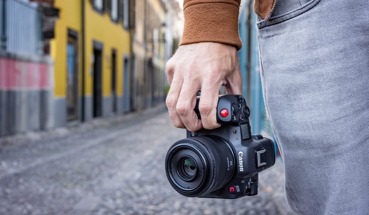 8K-s videórögzítés végtelen ideig: itt a Canon új csúcsgépe, az EOS R5C