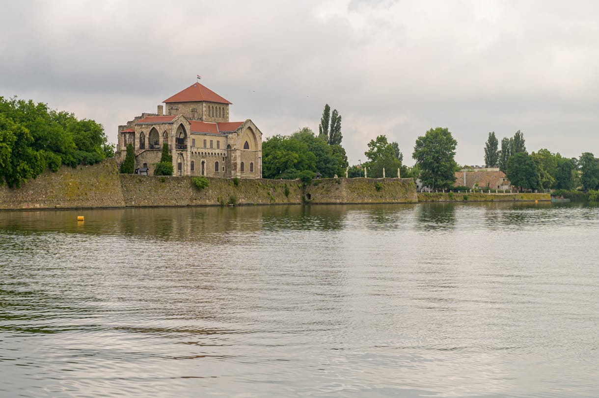 A beruházó szerint csak egy hangos kisebbség tiltakozik a tatai luxusszálló ellen