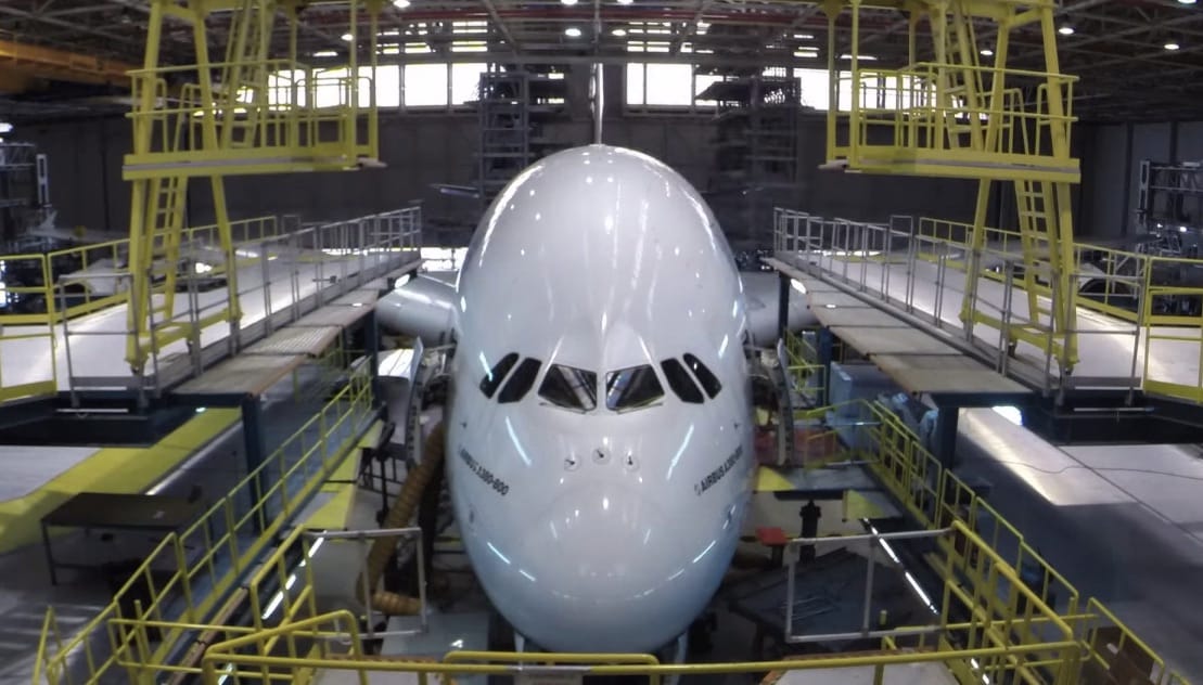 Ilyet ritkán láthat: így szervizelnek egy Airbus A380 óriásrepülőt