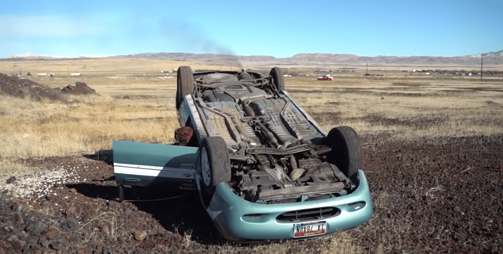 Mennyi ideig bírja egy autó motorja fejjel lefelé? - videó
