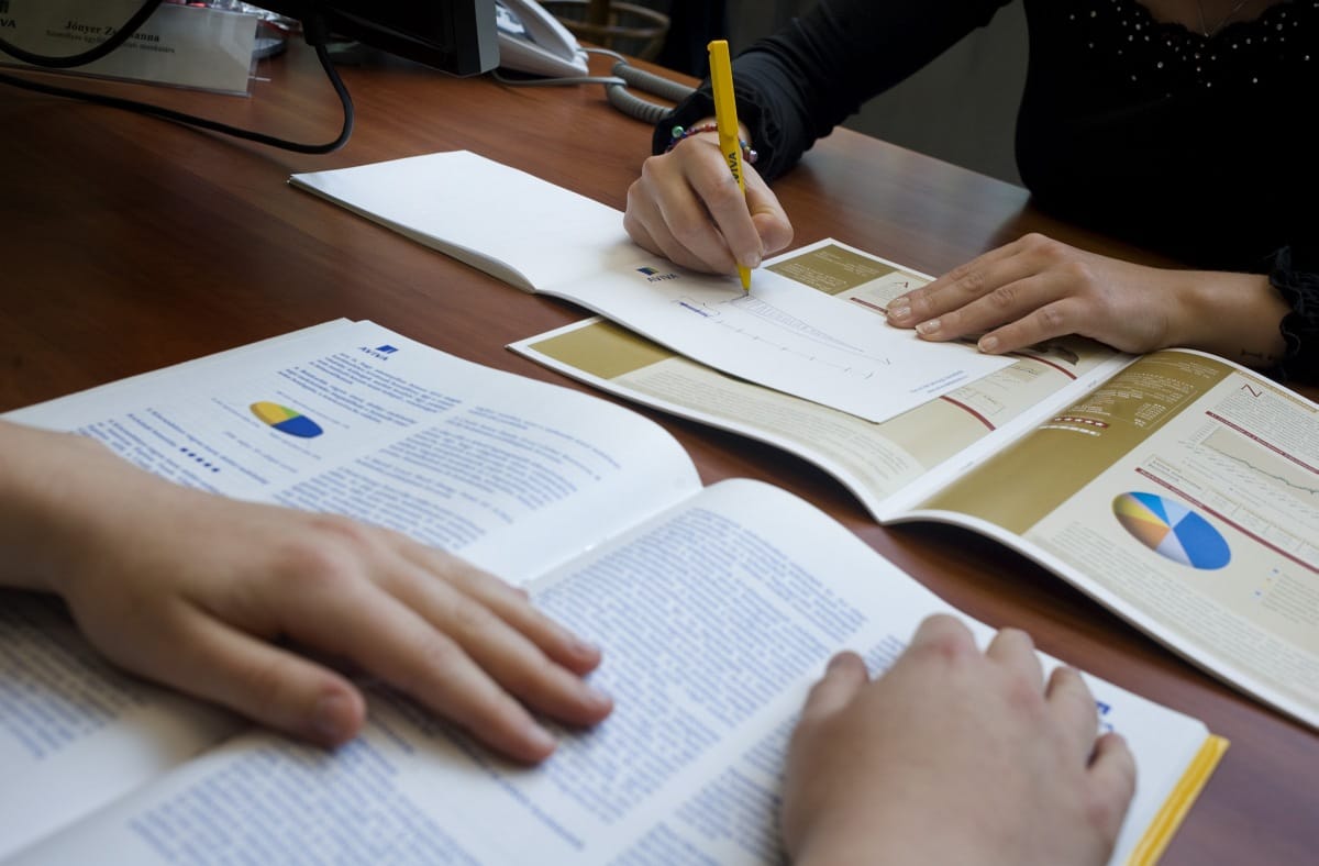 Milliókat kaszált idős férfiak életbiztosításán a 72 éves Éva