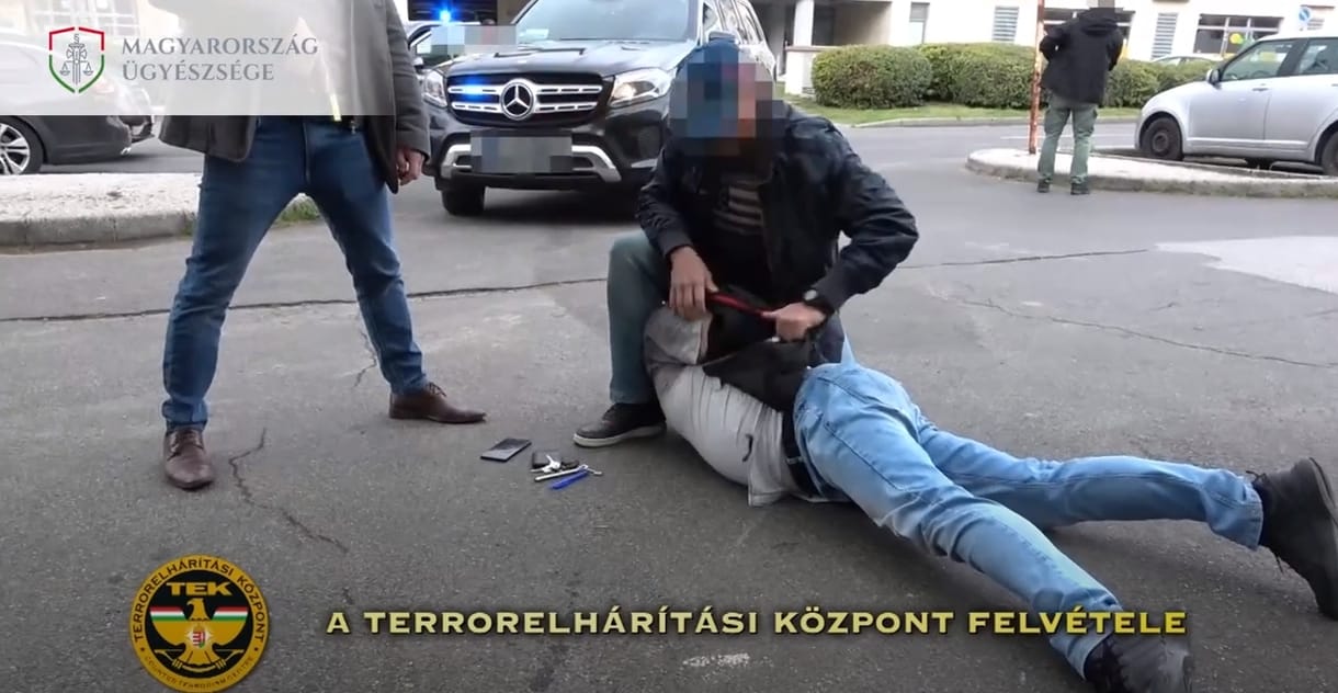 Videón a bankrablással gyanúsított rendőr elfogása 