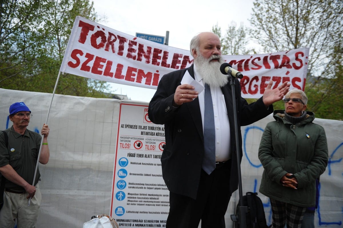 Fotók: Ötödszörre is elbontották a Szabadság téri kordont