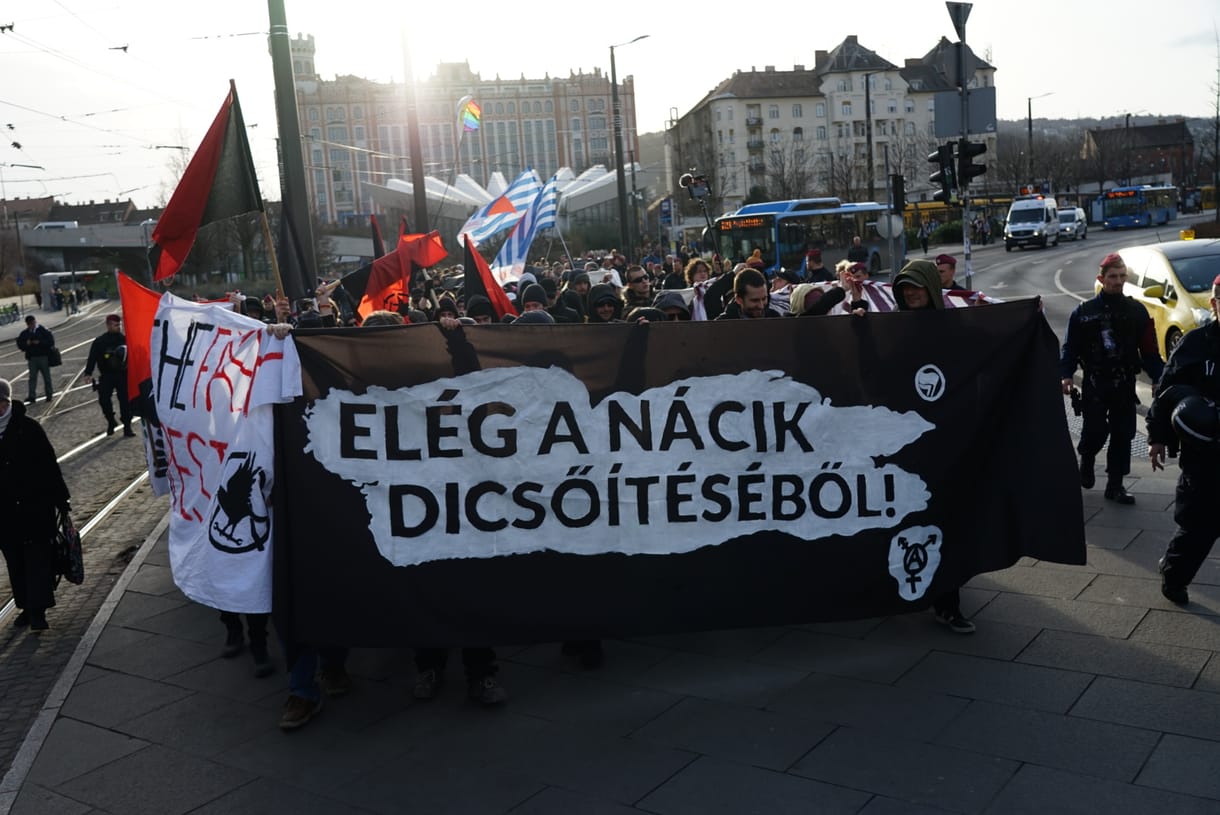Száz antifasiszta és ugyanennyi rendőr – békés volt a hangulat a kitörés napi megmozdulásokon