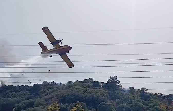 Kis híján tragédiába torkollott a repülőgépes tűzoltás Görögországban – videó