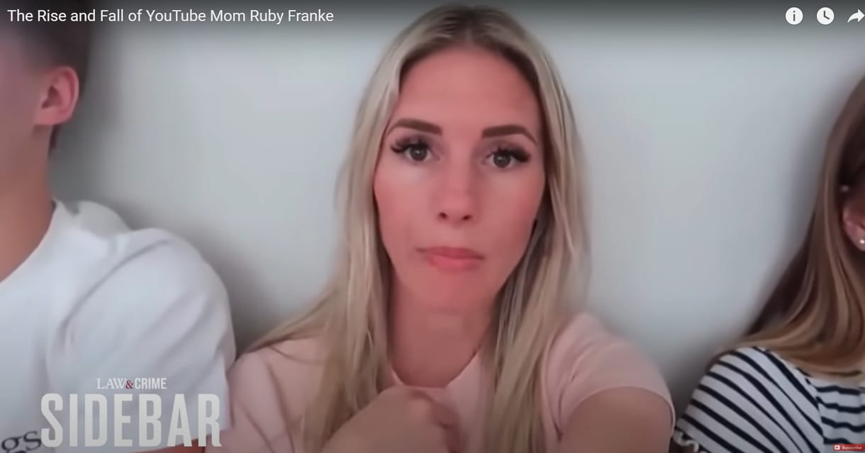 Nincsen tökéletes anya, ha valaki mégis nagyon annak látszik, ott valami bűzlik