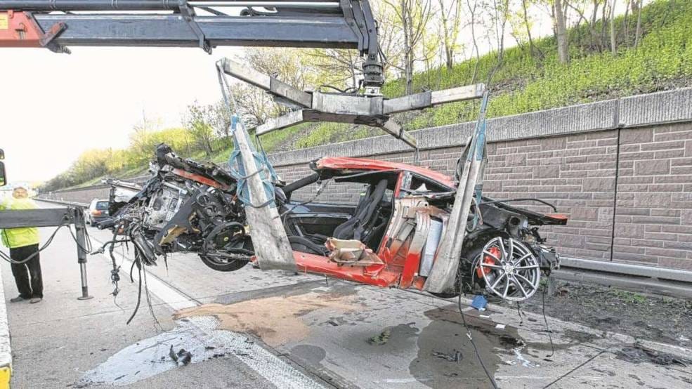 Ennyi marad a Ferrariból, ha 300-nál eldurran egy kerék - fotók