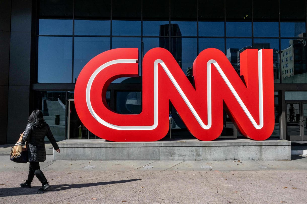 A CNN a helyét, a Fox Tucker Carlson utódját keresi a hírtévék versenyében