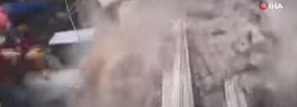 Kutatómentőkre omlott egy ház Törökországban