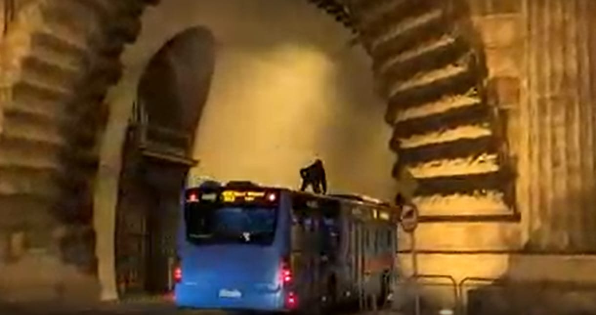 Busz tetején utazó kapucnis alakot videóztak Budapesten