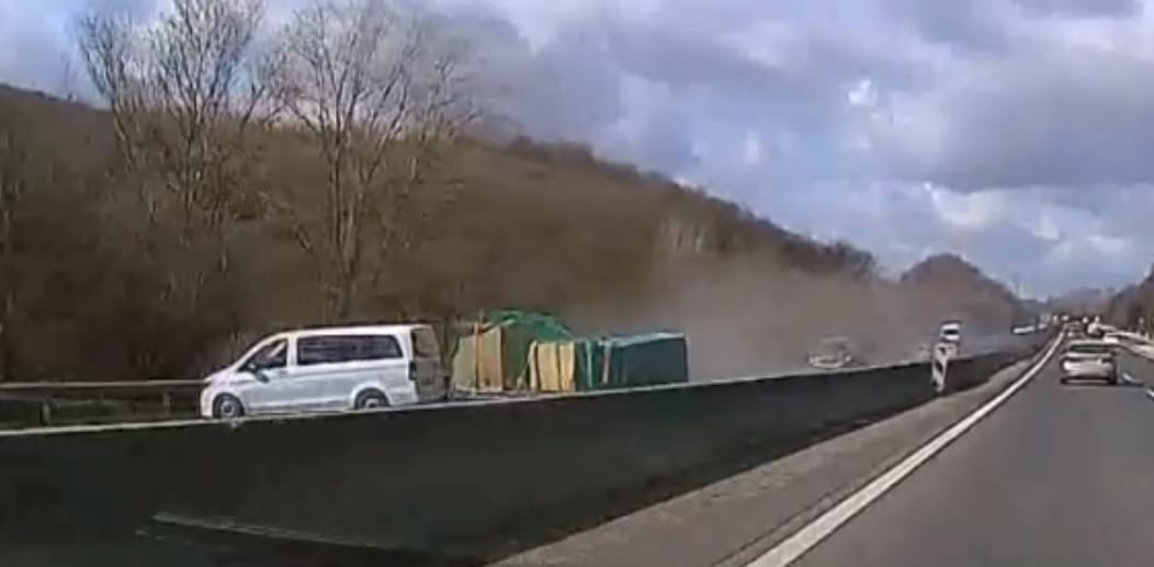 Videó: Majdnem tömegbaleset történt, amikor keresztbefordult egy utánfutós furgon az M1-esen