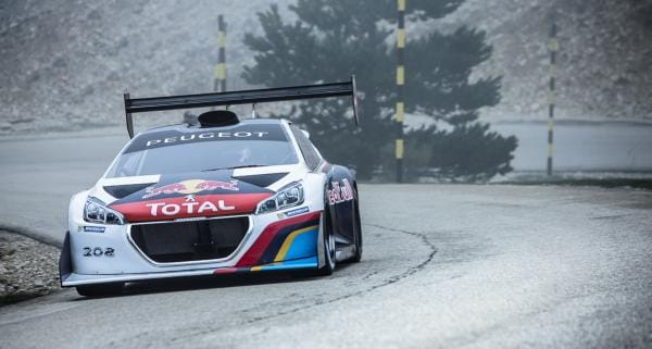 Így rakják össze Loeb veszedelmes hegyi Peugeot-ját - videó