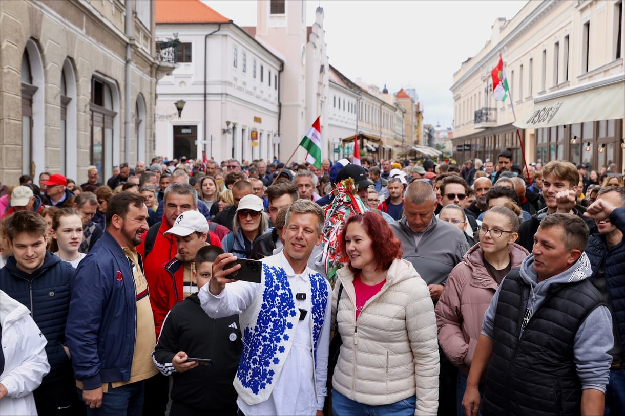 Magyar Péter elárulta, hova megy szabadságra, utána pedig „lóval, tutajjal és kenuval” is járja majd az országot
