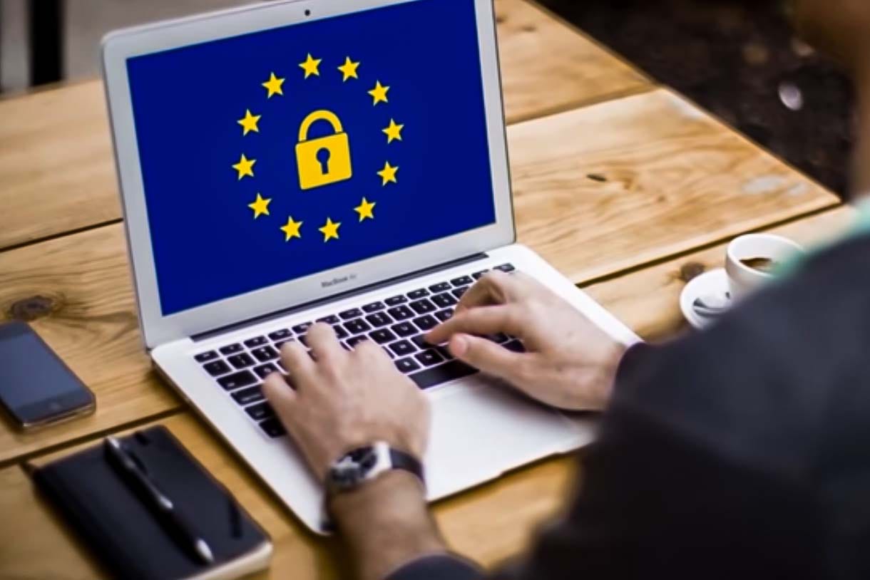 Jóváhagyták a tagállamok, életbe léphet a szabály, amely megváltoztathatja az internetet
