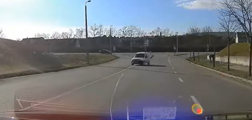 Elrontott driftelés és rossz oldalon érkező autó is feltűnik a legújabb rendőrségi válogatásvideóban