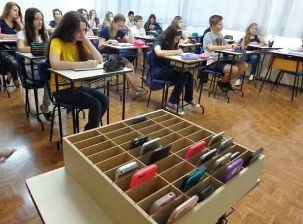 Totális tiltás jön a francia iskolákban, se mobilt, se táblagépet nem lehet használni, még az okosóra sem engedélyezett