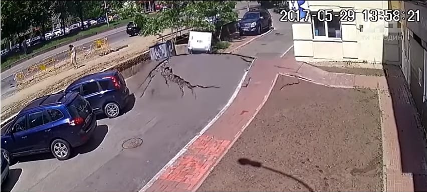 Vulkán módjára robbant ki a föld alól egy vízvezeték Kijevben – videó