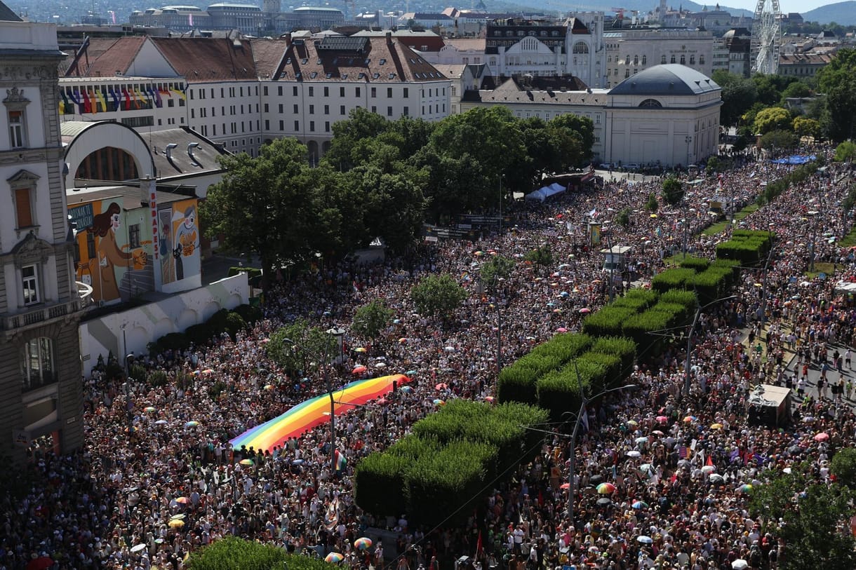 Videón az óriási Pride-tömeg