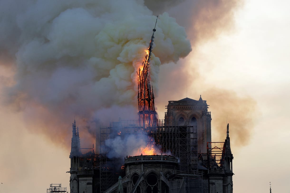 Párizs döbbenten figyeli, ahogy lángok mardossák a Notre-Dame-ot – olvasónk videója