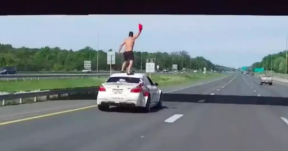 Új agyament dolog hódít, a kocsi tetején szörfözés – videó