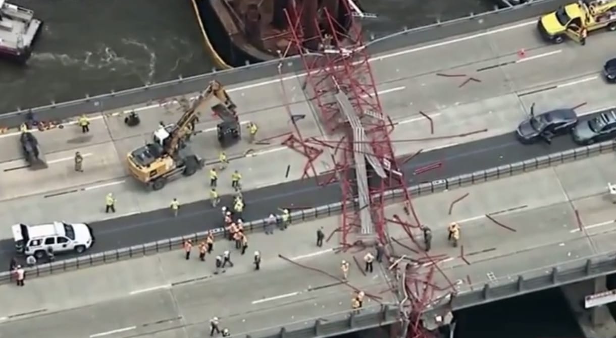 Pálcikaként repültek szét a New Yorkban összedőlt daru darabjai – videó