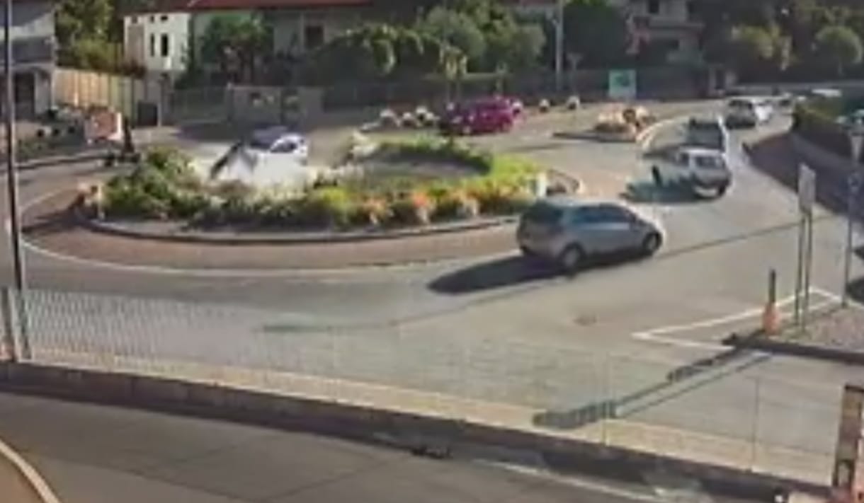 Videó: Akciófilmbe illő, ahogyan átgázolt a szökőkúton ez a kocsi